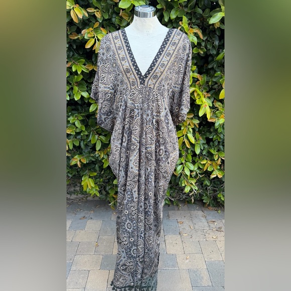 Karma Highway Dresses & Skirts - Karma Highway Paisley V-Neck Kaftan Dress